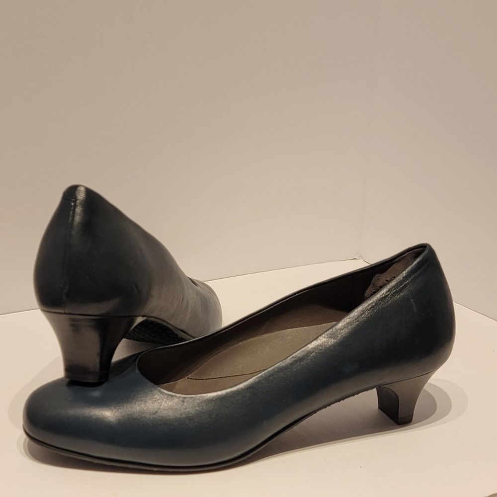 SAS Elaine Kitten heels in Navy size 10.
